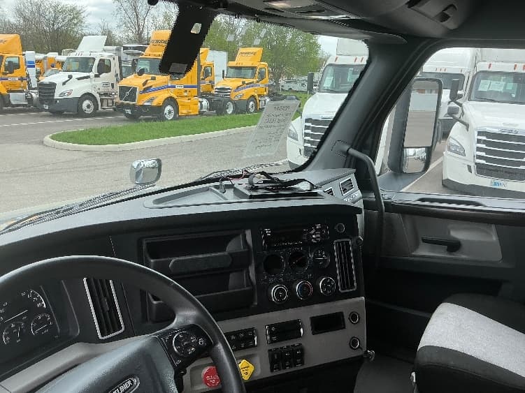2020 Freightliner Cascadia in Dayton, OH — photo 10