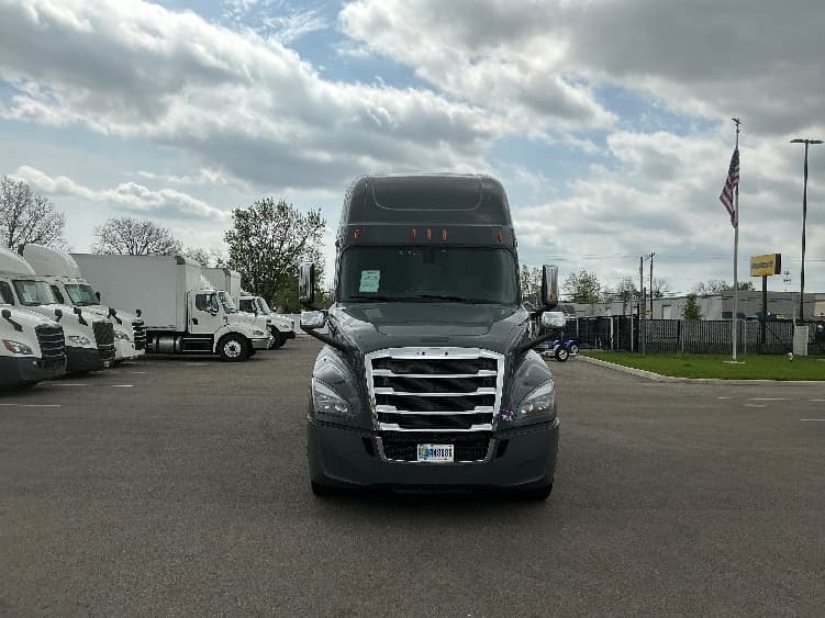 2020 Freightliner Cascadia in Dayton, OH — photo 2