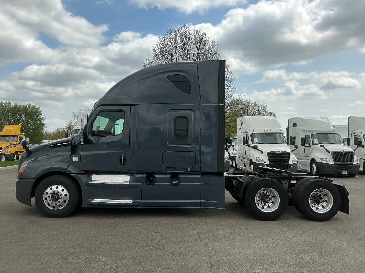 2020 Freightliner Cascadia in Dayton, OH — photo 4