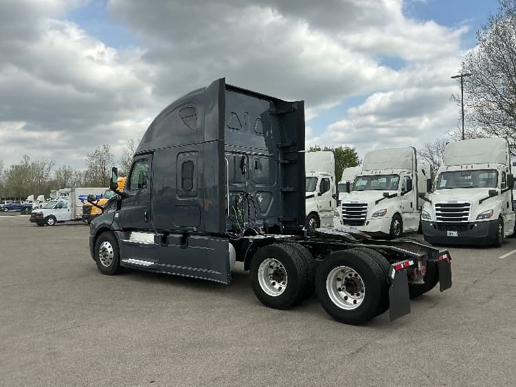 2020 Freightliner Cascadia in Dayton, OH — photo 5