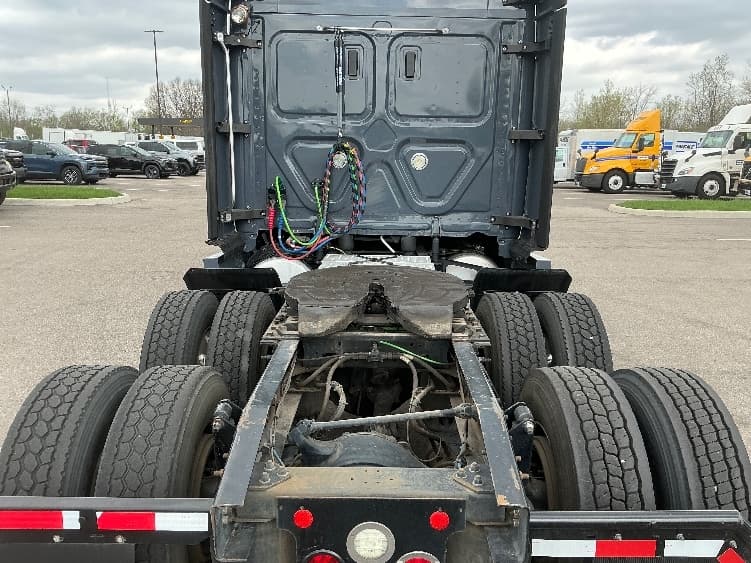 2020 Freightliner Cascadia in Dayton, OH — photo 6