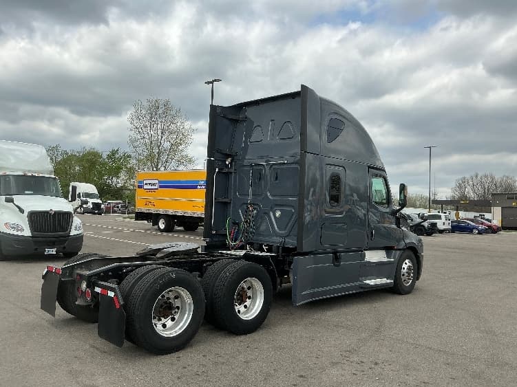 2020 Freightliner Cascadia in Dayton, OH — photo 7