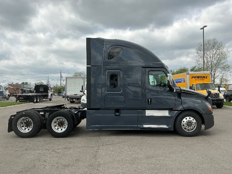 2020 Freightliner Cascadia in Dayton, OH — photo 8