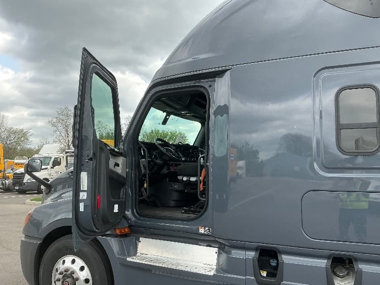 2020 Freightliner Cascadia in Dayton, OH — photo 9