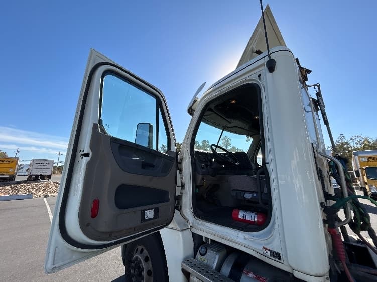 2016 Freightliner Cascadia in Millville, NJ — photo 9
