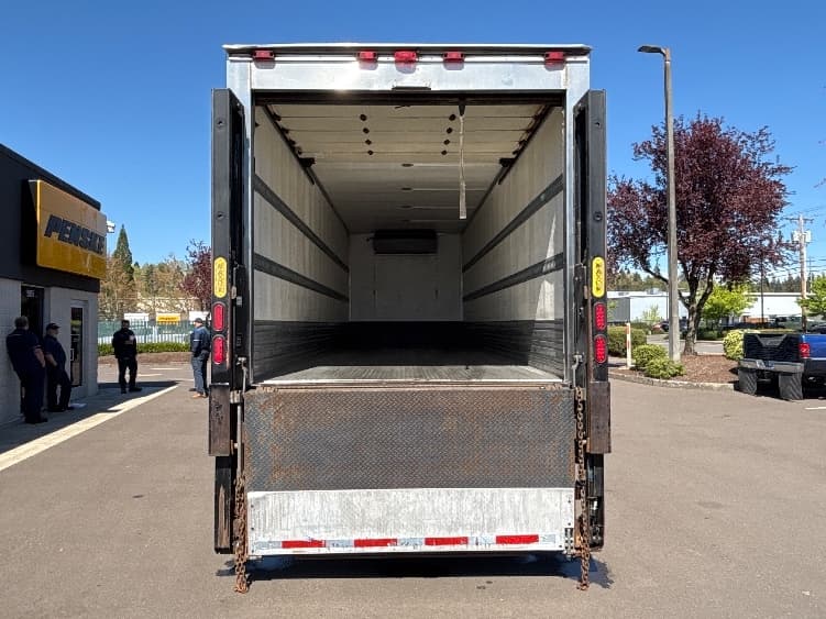 2016 Freightliner M2 106 in Clackamas, OR — photo 8