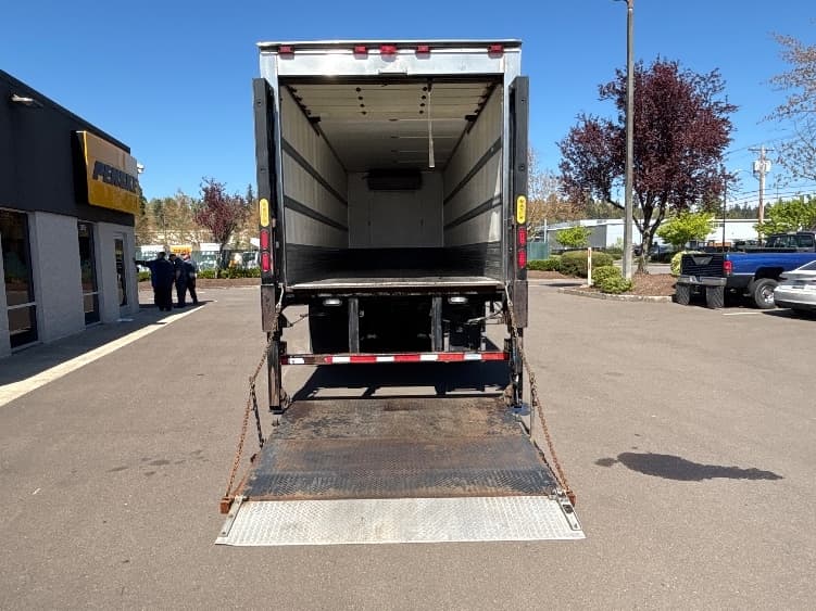 2016 Freightliner M2 106 in Clackamas, OR — photo 9
