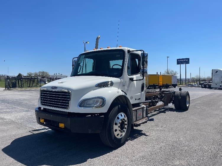 2017 Freightliner M2 106 in Kansas City, MO — photo 3
