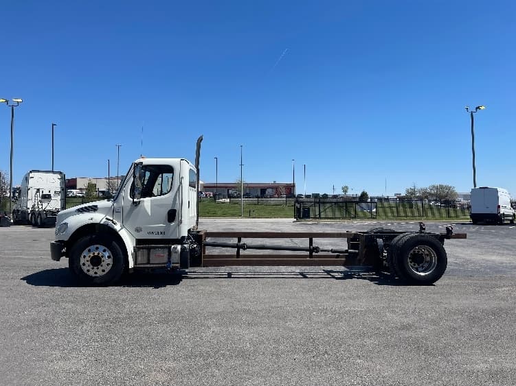 2017 Freightliner M2 106 in Kansas City, MO — photo 4