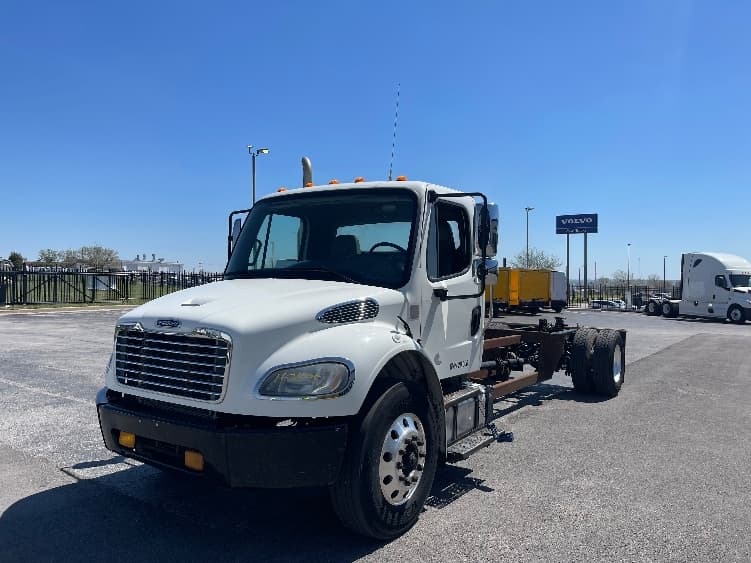 2017 Freightliner M2 106 in Kansas City, MO — photo 3
