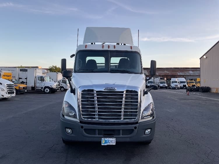 2017 Freightliner Cascadia in Torrance, CA — photo 2