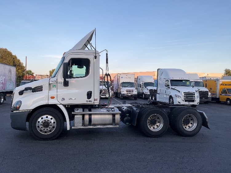 2017 Freightliner Cascadia in Torrance, CA — photo 4