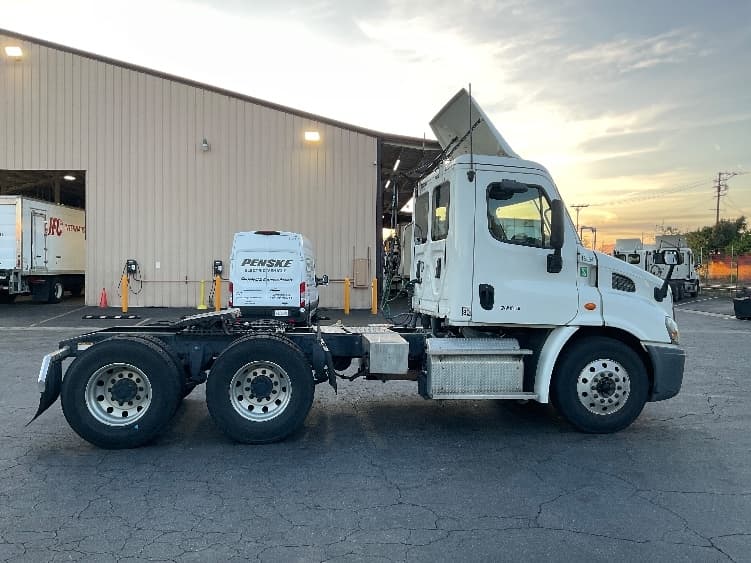 2017 Freightliner Cascadia in Torrance, CA — photo 8