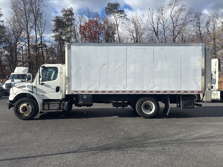 2017 Freightliner M2 106 in Jessup, MD — photo 4