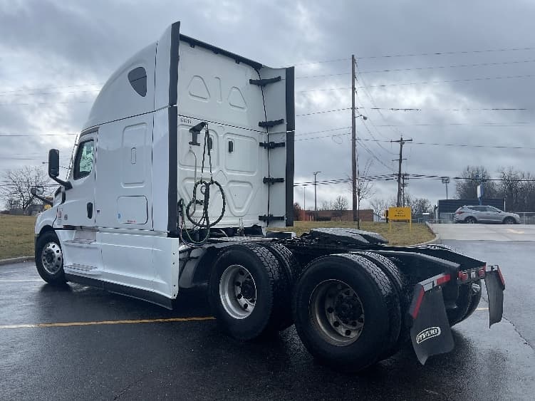 2023 Freightliner Cascadia in Akron, OH — photo 5