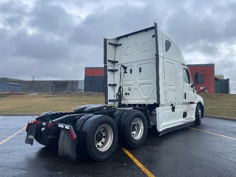 2023 Freightliner Cascadia in Akron, OH — photo 7