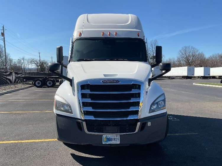 2023 Freightliner Cascadia in Akron, OH — photo 2