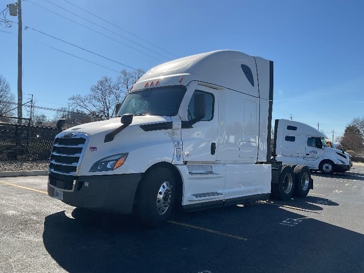 2023 Freightliner Cascadia in Akron, OH — photo 3