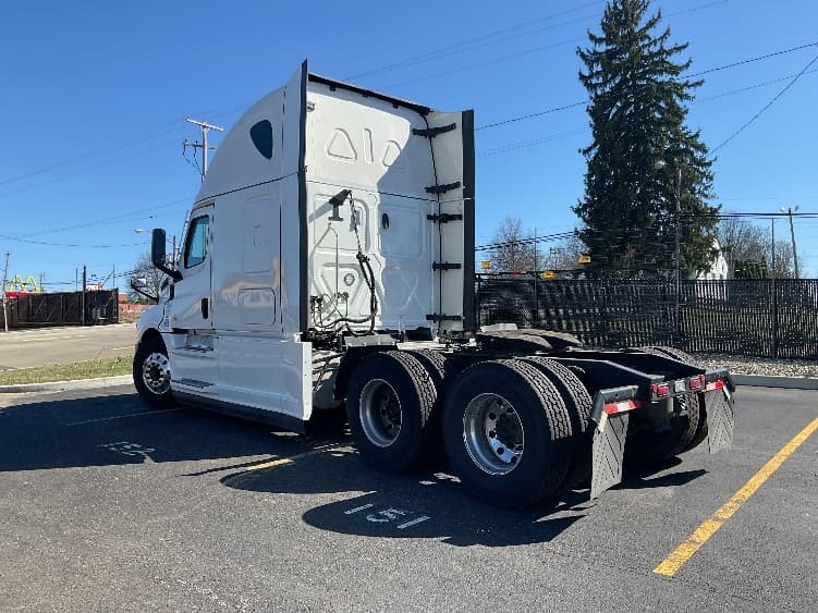 2023 Freightliner Cascadia in Akron, OH — photo 5