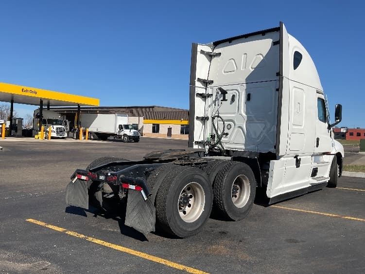 2023 Freightliner Cascadia in Akron, OH — photo 7
