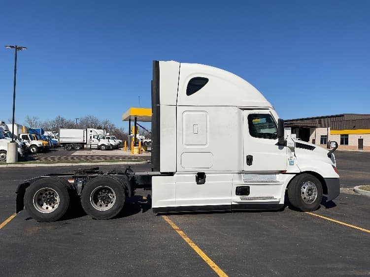 2023 Freightliner Cascadia in Akron, OH — photo 8