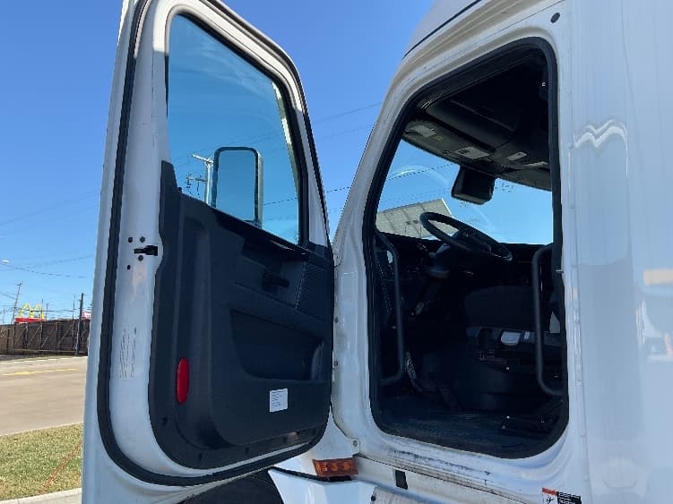 2023 Freightliner Cascadia in Akron, OH — photo 9