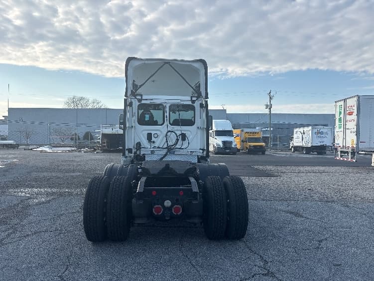 2017 Freightliner Cascadia in Prince George, VA — photo 5