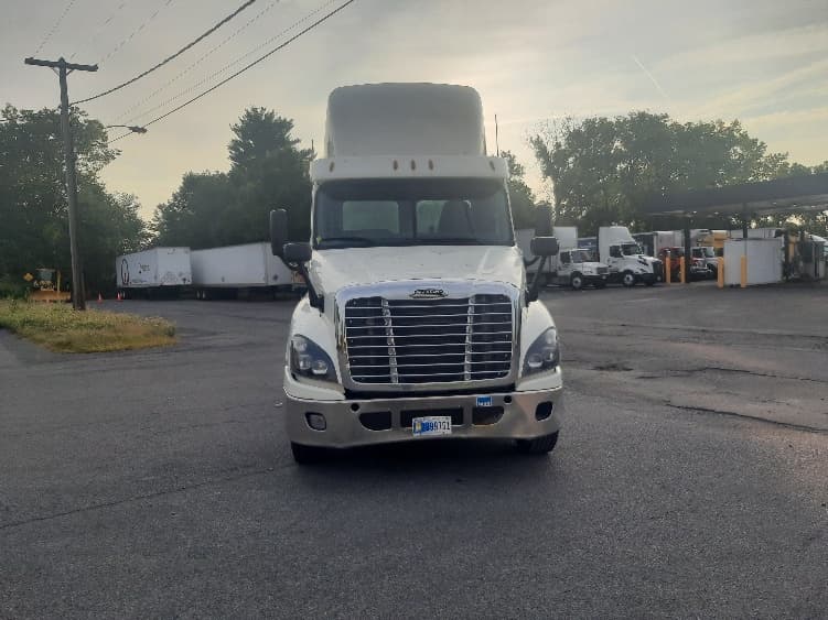 2018 Freightliner Cascadia in Albany, NY — photo 2
