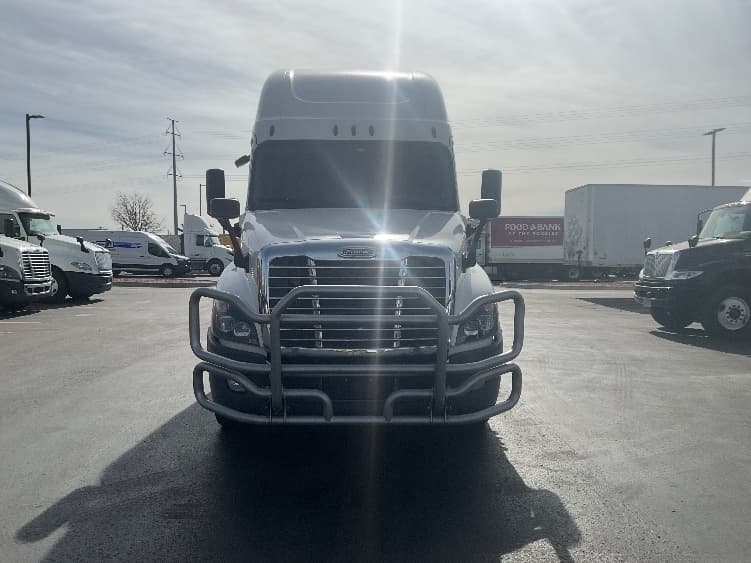 2018 Freightliner Cascadia in Aurora, CO — photo 2