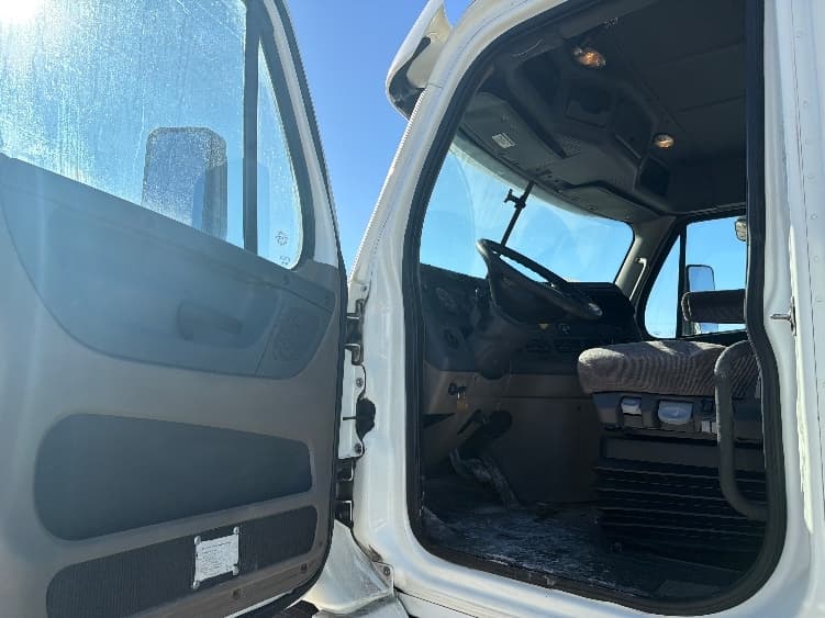 2018 Freightliner Cascadia in Sturtevant, WI — photo 9