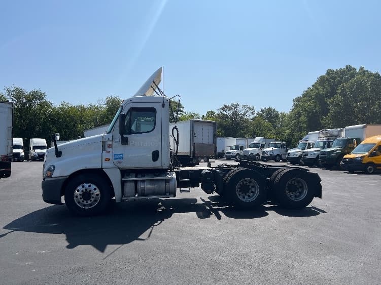 2018 Freightliner Cascadia in Pennsauken, NJ — photo 4