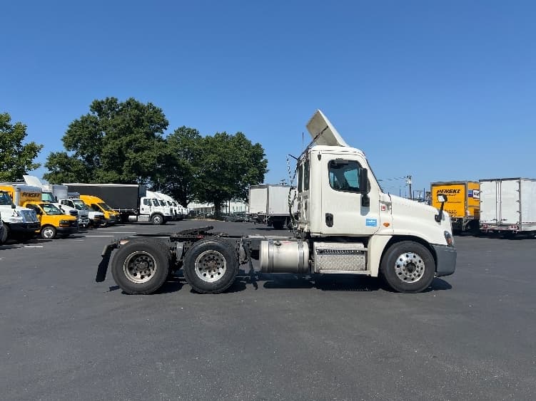 2018 Freightliner Cascadia in Pennsauken, NJ — photo 8