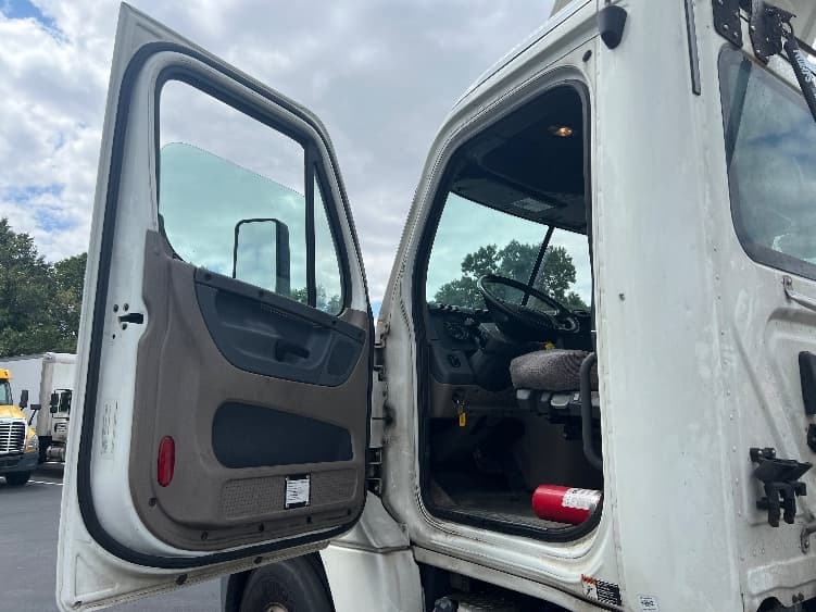 2018 Freightliner Cascadia in Pennsauken, NJ — photo 9