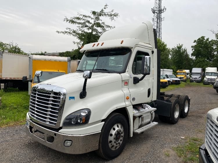 2018 Freightliner Cascadia in Albany, NY — photo 3