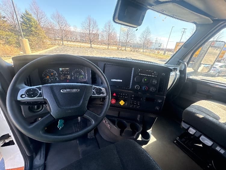 2023 Freightliner Cascadia in Sturtevant, WI — photo 10