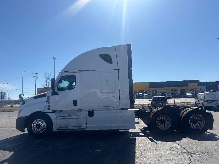 2023 Freightliner Cascadia in Sturtevant, WI — photo 3