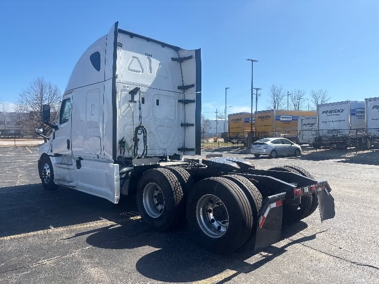 2023 Freightliner Cascadia in Sturtevant, WI — photo 4
