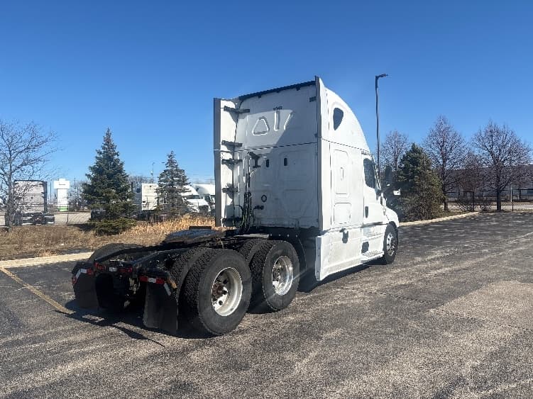 2023 Freightliner Cascadia in Sturtevant, WI — photo 6