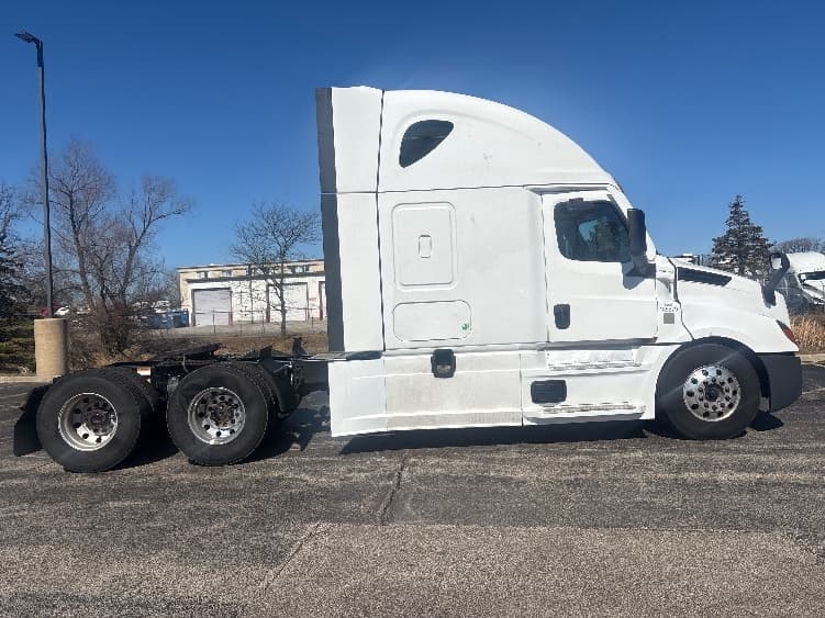 2023 Freightliner Cascadia in Sturtevant, WI — photo 7