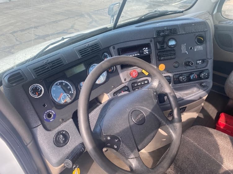 2017 Freightliner Cascadia in Binghamton, NY — photo 10