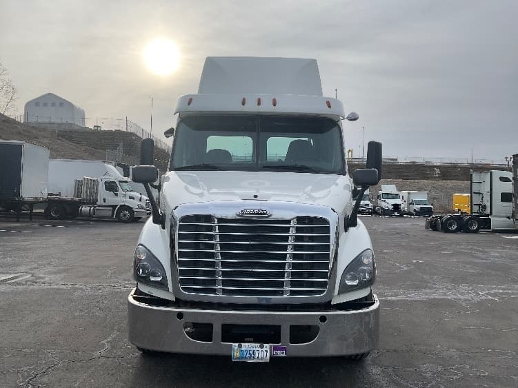 2017 Freightliner Cascadia in Binghamton, NY — photo 2
