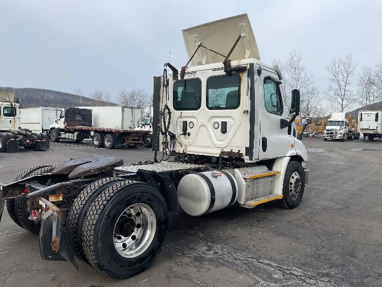 2017 Freightliner Cascadia in Binghamton, NY — photo 7