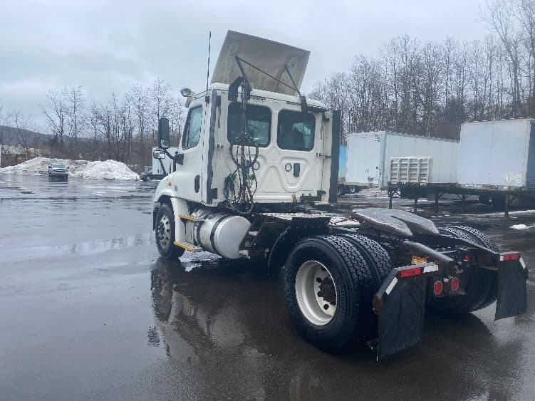 2017 Freightliner Cascadia in Binghamton, NY — photo 5