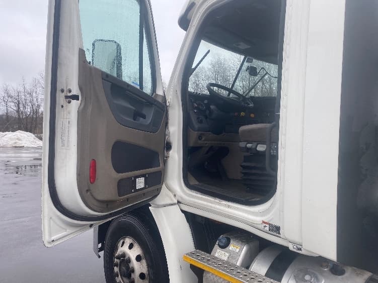 2017 Freightliner Cascadia in Binghamton, NY — photo 9
