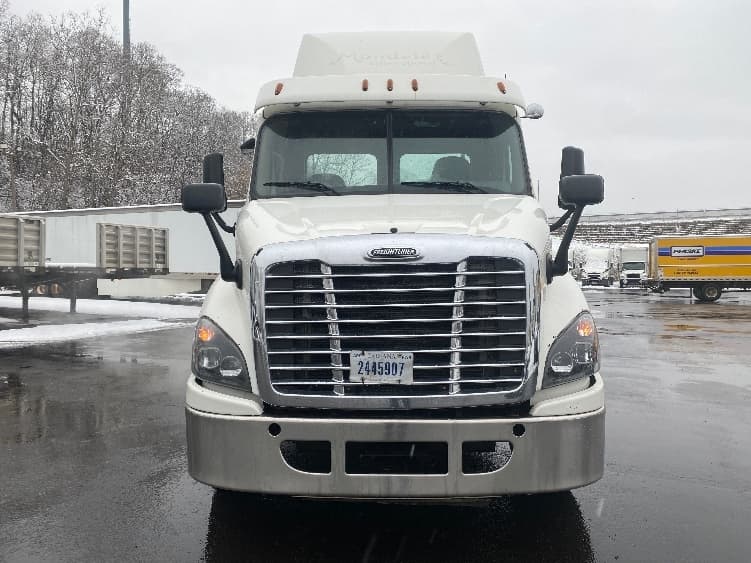 2017 Freightliner Cascadia in Albany, NY — photo 2