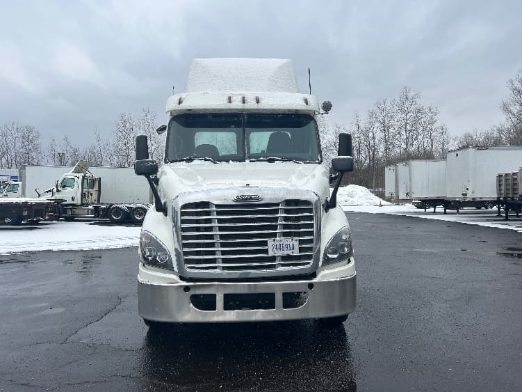 2017 Freightliner Cascadia in Binghamton, NY — photo 2
