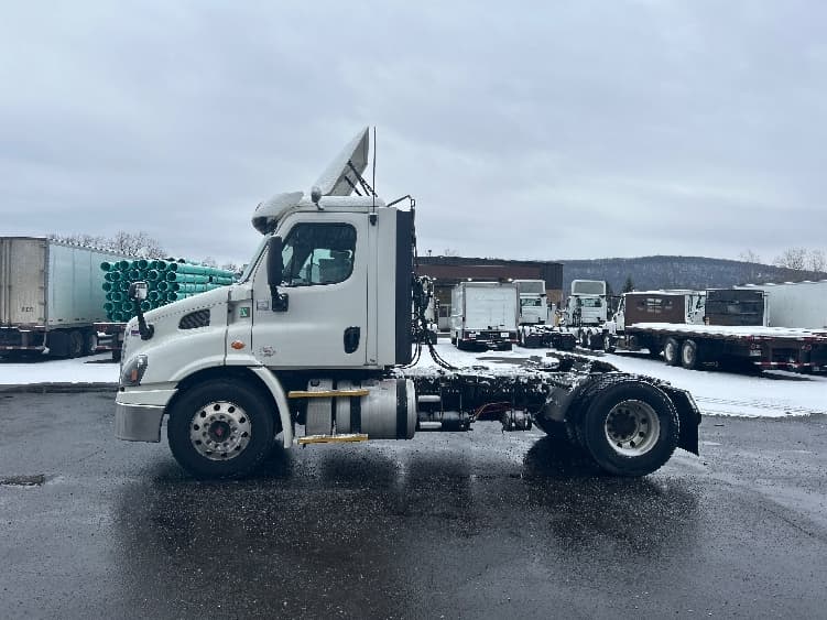 2017 Freightliner Cascadia in Binghamton, NY — photo 4