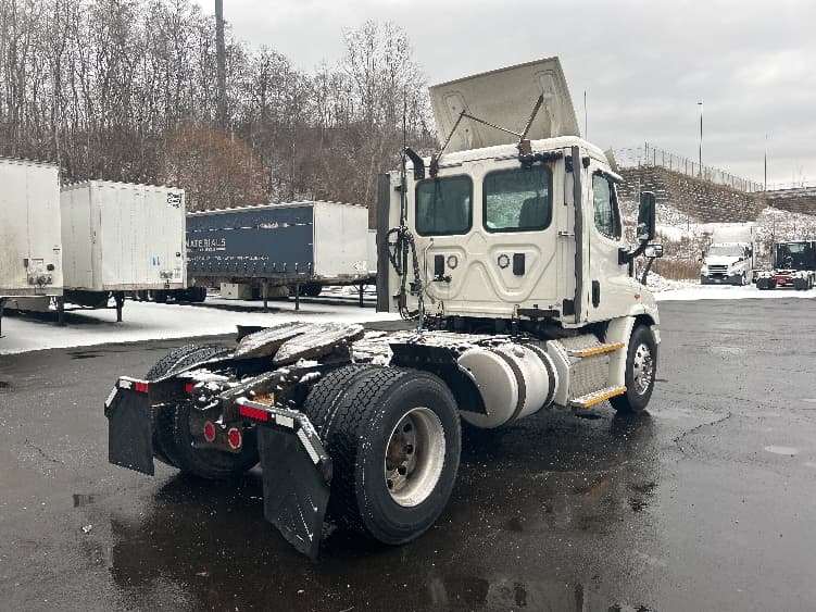 2017 Freightliner Cascadia in Binghamton, NY — photo 7