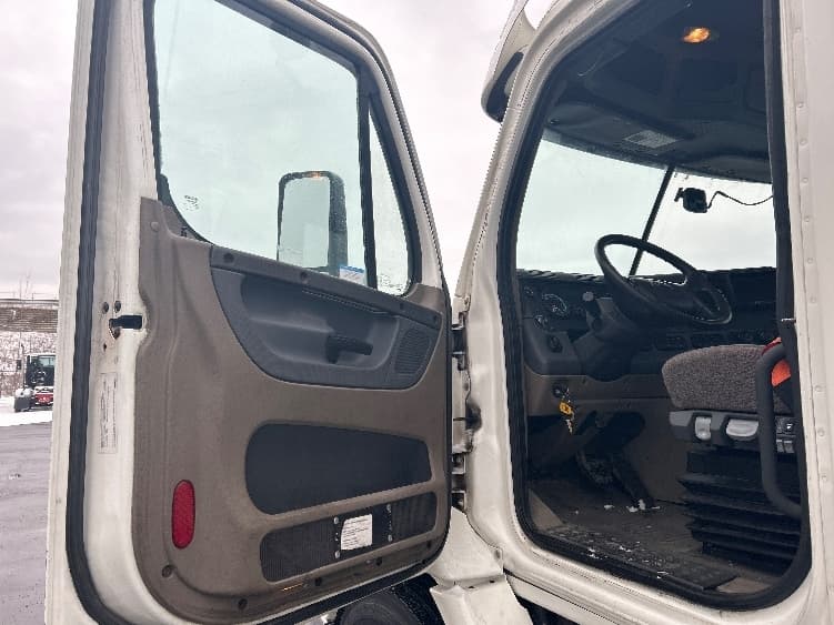 2017 Freightliner Cascadia in Binghamton, NY — photo 9
