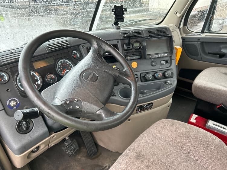 2017 Freightliner Cascadia in Binghamton, NY — photo 10
